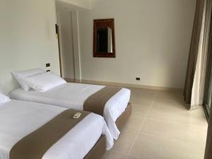 Ένα ή περισσότερα κρεβάτια σε δωμάτιο στο Villa Louise Choengmon bay koh Samui beach, 3 bedrooms, 8 guests, pool and garden