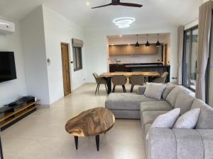 Χώρος καθιστικού στο Villa Louise Choengmon bay koh Samui beach, 3 bedrooms, 8 guests, pool and garden