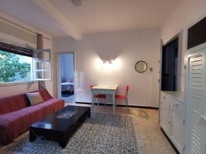 Oasis de calme Sousse centre في Bin Rhilouf: غرفة معيشة مع أريكة حمراء وطاولة