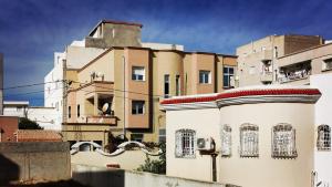 Oasis de calme Sousse centre في Bin Rhilouf: مبنى عليه قلعة