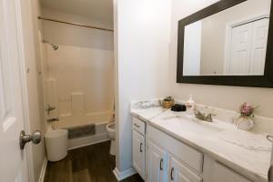 Et badeværelse på 3 Bed Townhouse with King Bed Mins from Downtown + 15 billeder