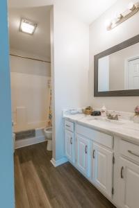 Et badeværelse på 3 Bed Townhouse with King Bed Mins from Downtown