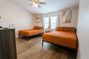 En eller flere senge i et værelse på 3 Bed Townhouse with King Bed Mins from Downtown