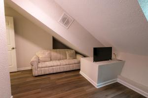 Et tv og/eller underholdning på 3 Bed Townhouse with King Bed Mins from Downtown