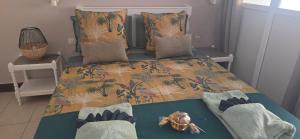 Ένα ή περισσότερα κρεβάτια σε δωμάτιο στο Anse des Rochers 50 m de la plage Classé 2 étoiles +20 φωτογραφίες