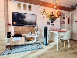 sala de estar con mesa y TV en la pared en Ap completo com ar e garagem coberta próximo ao metrô, en Brasilia