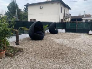 Dos sillas negras en un patio junto a una valla. en PRINCIPE ROOMS, en Rodigo