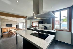 een keuken met een aanrecht en een fornuis bovenste oven bij Gîte Le Chauffour -Calme-Famille-WIFI-Billard in Rue +28 foto's