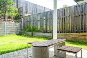 Κήπος έξω από το Aspen Serenity–Modern Family Home in Logan Reserve