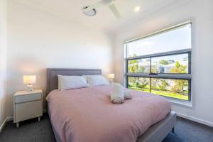 Ένα ή περισσότερα κρεβάτια σε δωμάτιο στο Aspen Serenity–Modern Family Home in Logan Reserve