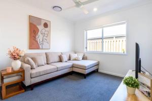 Χώρος καθιστικού στο Aspen Serenity–Modern Family Home in Logan Reserve