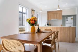 Η κουζίνα ή μικρή κουζίνα στο Aspen Serenity–Modern Family Home in Logan Reserve