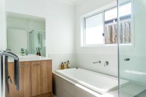 Ένα μπάνιο στο Aspen Serenity–Modern Family Home in Logan Reserve +20 φωτογραφίες