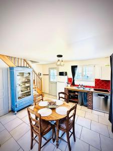 a kitchen with a table and chairs in a room at Coté Baie-Plage à 15min-Dog friendly-Parking clos in Villers-sur-Authie