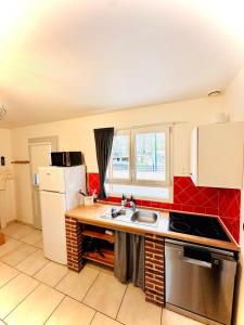 a kitchen with a sink and a refrigerator at Coté Baie-Plage à 15min-Dog friendly-Parking clos in Villers-sur-Authie +15 photos