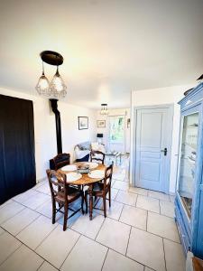 a dining room with a table and chairs at Coté Baie-Plage à 15min-Dog friendly-Parking clos in Villers-sur-Authie