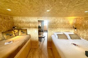ein Schlafzimmer mit zwei Betten in einem Zimmer in der Unterkunft Les 1000 Ailes-Expérience Unique dans une Hutte in Le Crotoy + 16 Fotos