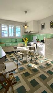 Kuchyň nebo kuchyňský kout v ubytování Gite 10pers, Piscine Couverte, Criteuil,charente