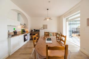 Kuchyň nebo kuchyňský kout v ubytování Appartement avec veranda et 3 chambres Guingamp + 17 fotografií