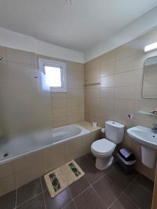 ein Badezimmer mit Badewanne, Toilette und Waschbecken in der Unterkunft Horizon View 2 in Kiti + 19 Fotos