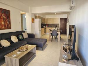 ein Wohnzimmer mit Sofa und Tisch in der Unterkunft Horizon View 2 in Kiti