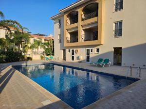 ein Schwimmbad vor einem Gebäude in der Unterkunft Horizon View 2 in Kiti