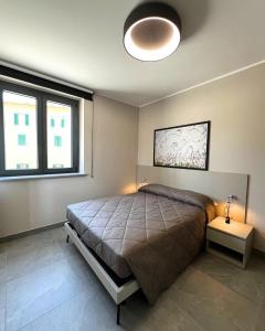 Un dormitorio con una cama grande y dos ventanas. en Le vie del mare , Ribolla, en Ribolla