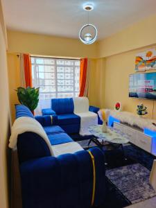 基苏木Makasembo Estate的客厅配有蓝色椅子和蓝色沙发