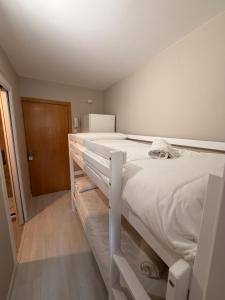 Postel nebo postele na pokoji v ubytování Estudio con increíbles vistas a la montaña en el centro de Formigal - Esquía sin llaves + 21 fotografií