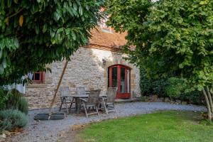 een tafel en stoelen voor een huis bij Maison 5 in Souvigny