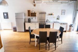 een keuken en eetkamer met een tafel en stoelen bij Maison 5 in Souvigny