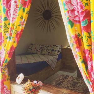 een kleine kamer met een bed in een tent bij Pousada da Vivi in Maracaipe