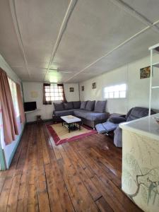 ein Wohnzimmer mit Sofa und Tisch in der Unterkunft Kitengela Cabin in Kajiado