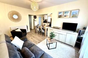 Televiisor ja/või meelelahutuskeskus majutusasutuses Au P'tit Somme-Équipement bébé-Famille-15min Plage