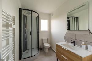 a bathroom with a shower and a toilet and a sink at Appartement neuf proche Guingamp in Ploumagoar