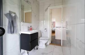 Ένα μπάνιο στο Family & Worker Accommodations in Göteborg +11 φωτογραφίες