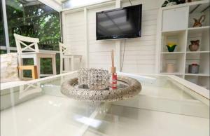 Μια τηλεόραση ή/και κέντρο ψυχαγωγίας στο Family & Worker Accommodations in Göteborg