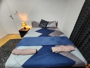 Ένα ή περισσότερα κρεβάτια σε δωμάτιο στο Jetsetter's Guest House