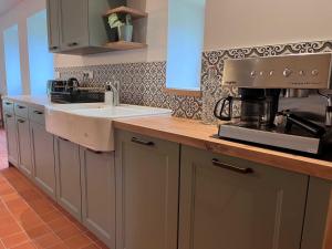 Nhà bếp/bếp nhỏ tại Cottage avec Piscine et Jacuzzi - Normandie