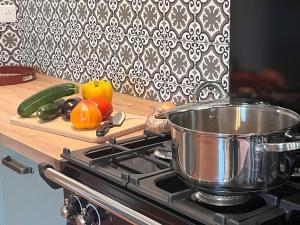 Nhà bếp/bếp nhỏ tại Cottage avec Piscine et Jacuzzi - Normandie