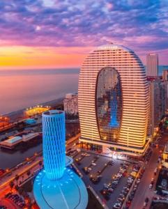 vistas a un gran edificio de una ciudad en ORBI CITY - Seaside Apartments, en Batumi
