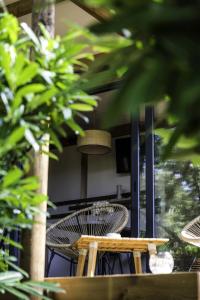 einen Esstisch mit Stühlen und einer zusätzlichen Beleuchtung in der Unterkunft Chalet 3 étoiles - Piscine - ccafgfe in Douville