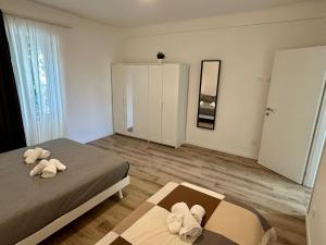 En eller flere senge i et værelse på New House - Garden park bbq