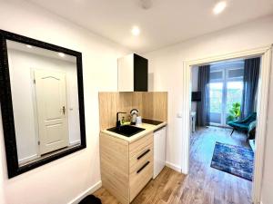 a bathroom with a sink and a mirror at Kapitaenshaus-Lassen-Zimmer-Sindbad in Westerland (Sylt)