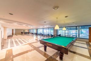 Una mesa de billar en Le Jardin Resort