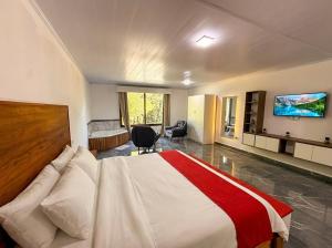 Una habitación de hotel con una cama y un televisor. en Complejo Ysyry Cabañas Eldorado Misiones, en Puerto Victoria