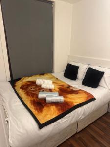 een bed met een deken erop bij Shirley Guest Flat 1 in Southampton
