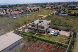 eine Luftaufnahme eines Hauses mit Garten in der Unterkunft Private home near JKIA Airport in Nairobi