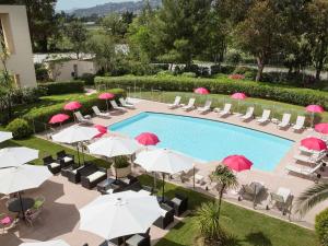 an overhead view of a pool with umbrellas and chairs at Mercure Cannes Mandelieu in Cannes