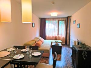 班斯科Warm Evenings in Perun lodge的客厅里有一张沙发和一张桌子。